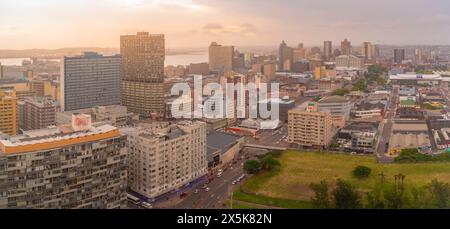 Vista elevata dello skyline della città, Durban, KwaZulu-Natal Province, Sudafrica, Africa Copyright: FrankxFell 844-33283 Foto Stock