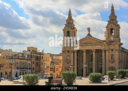 La Valletta, Malta. Chiesa di San Francesco d'Assisi, piazza del parco e edifici in pietra calcarea Foto Stock