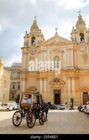 Mdina, Malta. Piazza della città vecchia con carrozza trainata da cavalli e buggy con turisti nella piazza della città vecchia. (Solo per uso editoriale) Foto Stock