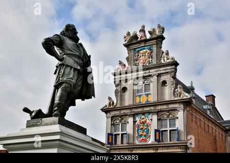 Una statua in bronzo del controverso commerciante del XVII secolo Jan Pieterszoon Coen, eretta nel 1893 a Hoorn. Foto Stock