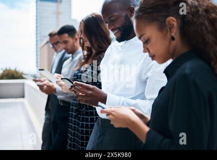 Team, lavoro e riunioni con mano, dispositivo e outdoor, networking e sito Web, agenda o e-mail per la pianificazione del progetto. Personale, cellulare e schermo Foto Stock