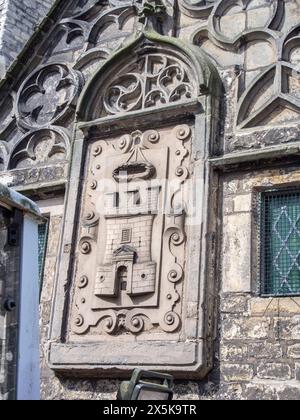 Incisione sulla piccola cappella accanto alla Grote del XV secolo o alla Sint Laurenskerk (Chiesa di San Lorenzo) in piazza Kerkplein, nel centro di Alkmaar, Paesi Bassi. Foto Stock