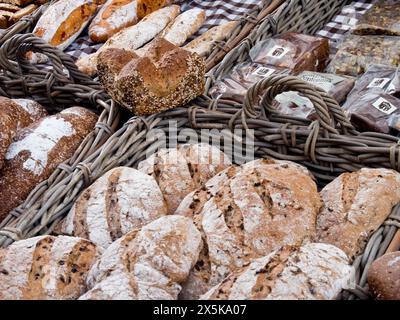 Una varietà di pane in cesti in un mercato nella città di Alkmaar. Foto Stock