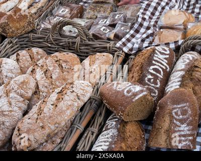 Una varietà di pane in cesti in un mercato nella città di Alkmaar. Foto Stock