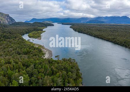 Vista aerea del fiume Rio Palena tra la Junta e Raul Marin Balmaceda, Patagonia, Cile Foto Stock