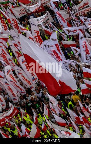 Organizzazione di solidarietà e agricoltori polacchi protestano con bandiere polacche e di solidarietà e bandiere anti Green Deal su via Krakowskie Przedmiescie presso il Castello reale nel centro di Varsavia, la capitale di Polandon, 10 maggio 2024. La protesta in Polonia fa parte della protesta degli agricoltori europei contro i regolamenti del Green Deal dell'UE. Gli agricoltori polacchi chiedono inoltre una modifica dell'accordo UE con l'Ucraina in merito all'importazione di prodotti agricoli nell'UE. La protesta ha raccolto oltre 100 mila persone. (Foto di Dominika Zarzycka/Sipa USA) Foto Stock