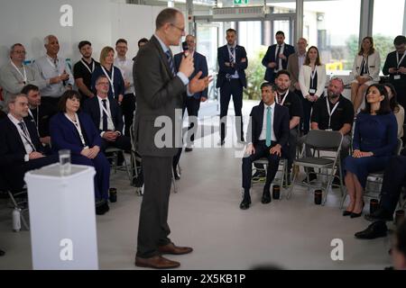 Il primo ministro Rishi Sunak ascolta Bernd Montag, CEO di Siemens Healthineers, durante il suo evento PM Connect alla Siemens Healthineers di Eynsham, Oxfordshire. Data foto: Venerdì 10 maggio 2024. Foto Stock