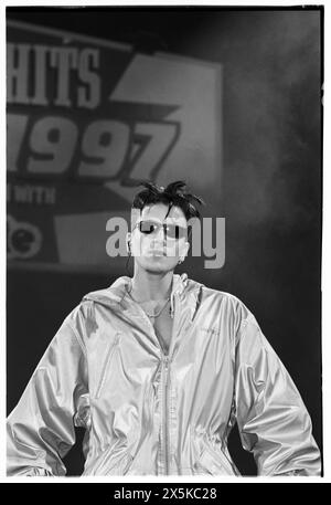 PETER ANDRE, GIOVANE, 1997 anni: Un giovane Peter Andre al 1997 Smash Hits Tour alla Cardiff International Arena CIA, Cardiff, Galles, Regno Unito il 22 novembre 1997. Foto: Rob Watkins. INFORMAZIONI: Peter Andre, nato il 27 febbraio 1973 a Harrow, Londra, è un cantante, cantautore e personaggio televisivo britannico-australiano. Crescendo alla fama negli anni '90, ha goduto di successo nella musica, nella reality e nella filantropia. Foto Stock