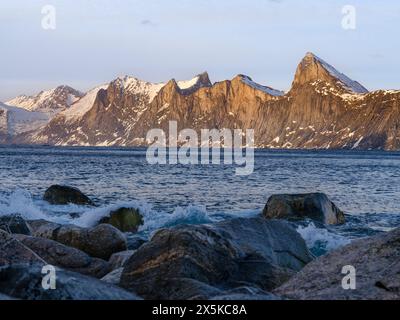 Paesaggio a Mefjorden, le vette iconiche del Monte Segla e Mt. Hesten. L'isola di Senja durante l'inverno nel nord della Norvegia. Foto Stock