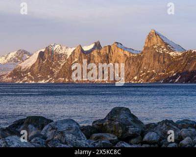 Paesaggio a Mefjorden, le vette iconiche del Monte Segla e Mt. Hesten. L'isola di Senja durante l'inverno nel nord della Norvegia. Foto Stock