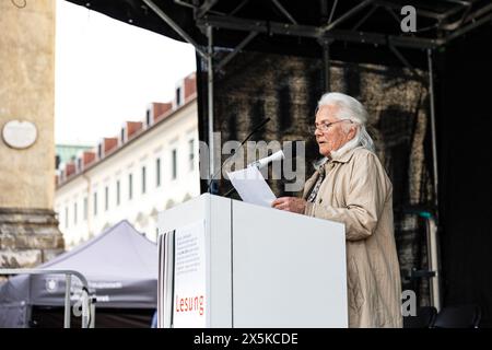 Monaco, Germania. 10 maggio 2024. Ursula Erber alla lettura di libri bruciati dai nazisti durante il fuoco sotto il motto " LIBRI DAL FUOCO / ricorda, commemorare, ammonire - contro dimenticare, per tolleranza! "Il 10 maggio 2024 a Monaco, Germania. (Foto di Alexander Pohl/Sipa USA) credito: SIPA USA/Alamy Live News Foto Stock