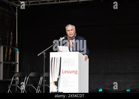 Monaco, Germania. 10 maggio 2024. Dieter Hanitzsch alla lettura di libri bruciati dai nazisti durante il fuoco sotto il motto " LIBRI DAL FUOCO / ricorda, commemorare, ammonire - contro dimenticare, per tolleranza! "Il 10 maggio 2024 a Monaco, Germania. (Foto di Alexander Pohl/Sipa USA) credito: SIPA USA/Alamy Live News Foto Stock