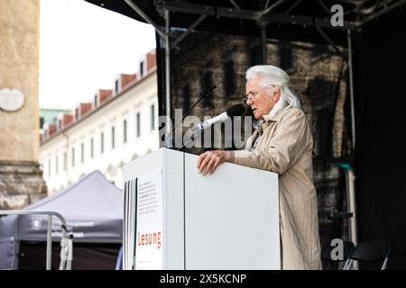 Monaco, Germania. 10 maggio 2024. Ursula Erber alla lettura di libri bruciati dai nazisti durante il fuoco sotto il motto " LIBRI DAL FUOCO / ricorda, commemorare, ammonire - contro dimenticare, per tolleranza! "Il 10 maggio 2024 a Monaco, Germania. (Foto di Alexander Pohl/Sipa USA) credito: SIPA USA/Alamy Live News Foto Stock