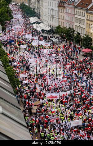 Organizzazione di solidarietà e agricoltori polacchi protestano con bandiere polacche e di solidarietà e bandiere anti Green Deal su via Krakowskie Przedmiescie presso il Castello reale nel centro di Varsavia, la capitale di Polandon, 10 maggio 2024. La protesta in Polonia fa parte della protesta degli agricoltori europei contro i regolamenti del Green Deal dell'UE. Gli agricoltori polacchi chiedono inoltre una modifica dell'accordo UE con l'Ucraina in merito all'importazione di prodotti agricoli nell'UE. La protesta ha raccolto oltre 100 mila persone. (Foto di Dominika Zarzycka/Sipa USA) Foto Stock