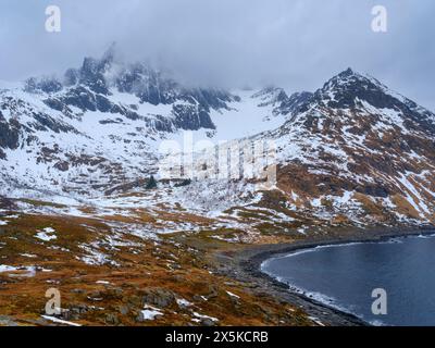 Paesaggio vicino a Mefjordvaer. L'isola di Senja durante l'inverno nel nord della Norvegia. Foto Stock