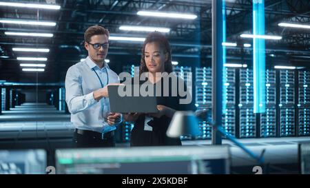 Il consulente professionale fornisce consulenza all'imprenditore di e-Business in ufficio, discutendo di Data Show su un notebook. Uomini d'affari intelligenti che lavorano nel settore finanziario. Gli specialisti lavorano in un concetto di team diversificato. Foto Stock