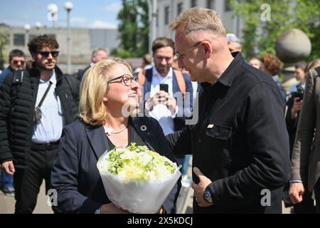 Lwiw, Ucraina. 10 maggio 2024. Svenja Schulze (SPD), ministro federale per la cooperazione e lo sviluppo economico, è accolto da Andrij Sadowyj, sindaco della città di Leopoli, presso la stazione ferroviaria principale durante una visita in Ucraina. Lo scopo del viaggio è quello di preparare la conferenza per la ricostruzione dell'Ucraina, che si terrà a Berlino l'11 e il 12 giugno. Crediti: Sebastian Christoph Gollnow/dpa/Alamy Live News Foto Stock