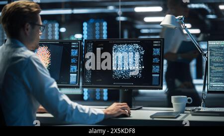 Operatore seduto e monitoraggio di varie attività visualizzate su più display con grafica. Tecnico IT che lavora su intelligenza artificiale, Big Data Mining, progetto di rete neurale. Foto Stock