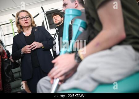 Lwiw, Ucraina. 10 maggio 2024. Svenja Schulze (SPD), ministro federale per la cooperazione e lo sviluppo economico, parla con un uomo che ha perso una gamba nella guerra durante un tour in un centro di riabilitazione ininterrotto come parte di una visita in Ucraina. L'Unbroken Center è il più grande centro di protesi in Ucraina. Crediti: Sebastian Christoph Gollnow/dpa/Alamy Live News Foto Stock