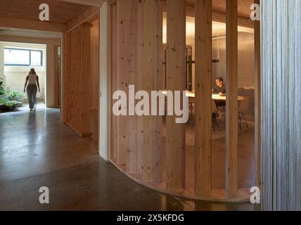 Area di circolazione con capsula per ufficio divisoria. ACME Offices, Londra, Regno Unito. Architetto: ACME, 2024. Foto Stock