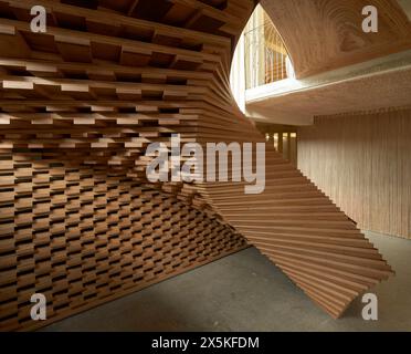 Scala scultorea in legno ricurvo. ACME Offices, Londra, Regno Unito. Architetto: ACME, 2024. Foto Stock