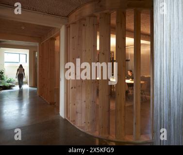 Area di circolazione con capsula per ufficio divisoria. ACME Offices, Londra, Regno Unito. Architetto: ACME, 2024. Foto Stock