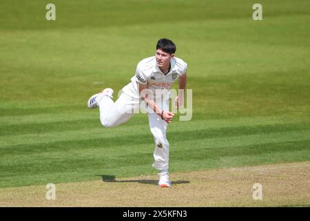 Southampton, Regno Unito, 10 maggio 2024. Matthew Potts di Durham bowling durante la partita per il Vitality County Championship tra Hampshire e Durham all'Utilita Bowl, Southampton Credit: Dave Vokes/Alamy Live News Foto Stock