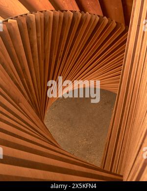 Particolare della scala scultorea in legno curvo. ACME Offices, Londra, Regno Unito. Architetto: ACME, 2024. Foto Stock