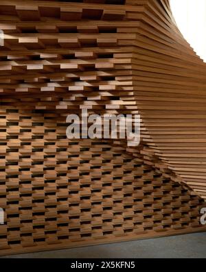 Particolare della scala scultorea in legno curvo. ACME Offices, Londra, Regno Unito. Architetto: ACME, 2024. Foto Stock