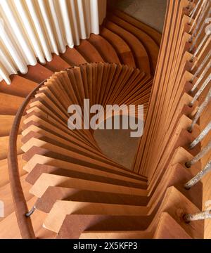 Particolare della scala scultorea in legno curvo. ACME Offices, Londra, Regno Unito. Architetto: ACME, 2024. Foto Stock