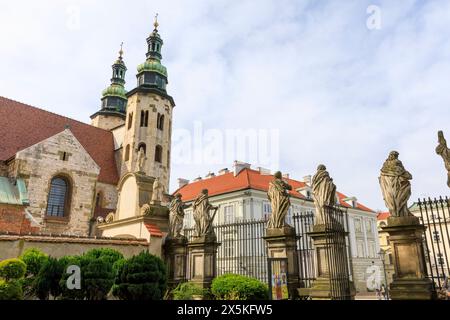 Polonia, Cracovia. Guglie della Chiesa di Sant'Andrea in lontananza. Foto Stock