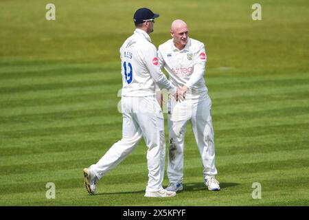 Alex Lees (a sinistra) e Callum Parkinson di Durham celebrano il wicket di Nick Gubbins durante il Vitality County Championship match tra Hampshire e Durham all'Utilita Bowl, Southampton Credit: Dave Vokes/Alamy Live News Foto Stock