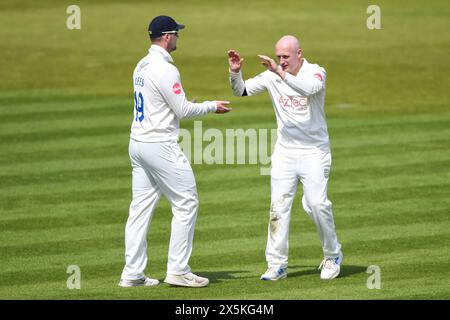 Alex Lees (a sinistra) e Callum Parkinson di Durham celebrano il wicket di Nick Gubbins durante il Vitality County Championship match tra Hampshire e Durham all'Utilita Bowl, Southampton Credit: Dave Vokes/Alamy Live News Foto Stock