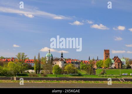 Polonia, Varsavia. Centro storico dichiarato patrimonio dell'umanità dall'UNESCO. Panoramica della città dall'acqua. Foto Stock