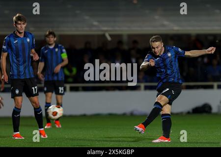 Bergamo, Italia. 9 maggio 2024. Italia, Bergamo, 9 maggio 2024: Teun Koopmeiners (Atalanta) tira in porta nel primo tempo durante la partita di calcio Atalanta BC vs O. Marsiglia, Europa League semifinale 2a tappa Gewiss StadiumAtalanta BC vs Olympique de Marseille - semifinale 2a tappa Europa League 2023/2024 allo stadio Gewiss (foto di Fabrizio Andrea Bertani/Pacific Press) credito: Pacific Press Media Production Corp./Alamy Live News Foto Stock