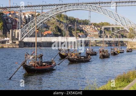 Portogallo, Porto, Vila Nova de Gaia. Tradizionali barche Rabelo in legno sul fiume Douro. (Solo per uso editoriale) Foto Stock