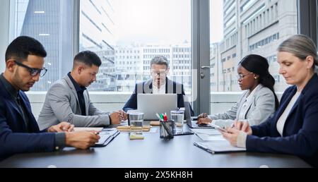 Notebook, direttori o persone aziendali in riunione per trovare una soluzione, una conversazione o una discussione di notizie. Risoluzione dei problemi, boss o dirigenti con note in Foto Stock