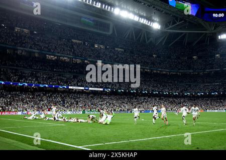 I giocatori del Real Madrid celebrano la vittoria con i tifosi dopo aver sconfitto il Bayern München durante la semifinale di UEFA Champions League contro il Real Madrid e il Bayern München all'Estadio Santiago Bernabeu l'8 maggio 2024 a Madrid, Spagna. (Foto di QSP) Foto Stock
