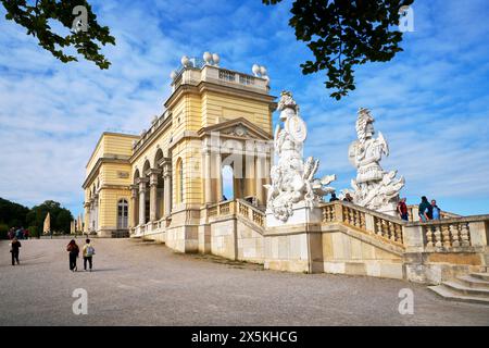 Vienna, Austria - 25 settembre 2023 The Historic Gloriette at Schonbrunn Palace Vienna Austria. La Gloriette con il barocco. Foto Stock