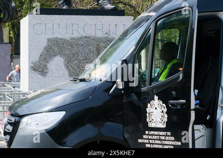 Parliament Square, Londra, Regno Unito. 10 maggio 2024. I lavoratori stanno rimuovendo i graffiti dalla base della statua di Churchill in Parliament Square. Crediti: Matthew Chattle/Alamy Live News Foto Stock