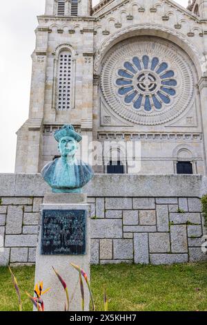 Portogallo, Viana do Castelo. Statua etichettata come "omaggio al sacerdote Antonio Carneiro, grande apostolo fondatore e operaio del tempio", presso il Santuario del Sacro cuore sul Monte de Luzia, Monte di Santa Lucia. (Solo per uso editoriale) Foto Stock