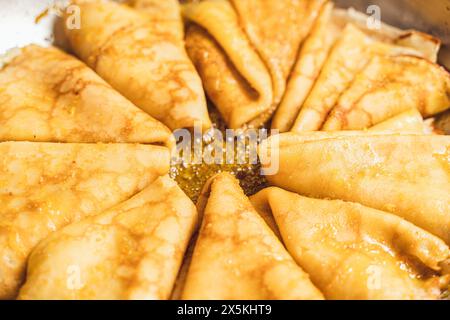 Primo piano di crepe suzette disposto in una teglia. I pancake sono immersi nella salsa in una padella in acciaio inossidabile. Messa a fuoco selezionata. Foto di alta qualità Foto Stock