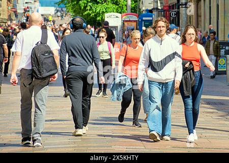 Glasgow, Scozia, Regno Unito. 10 maggio 2024: Regno Unito Meteo: Il clima estivo soleggiato tocca o si chiude e il primo dell'anno per i locali e i turisti nel centro della città in george Square. Credit Gerard Ferry/Alamy Live News Foto Stock