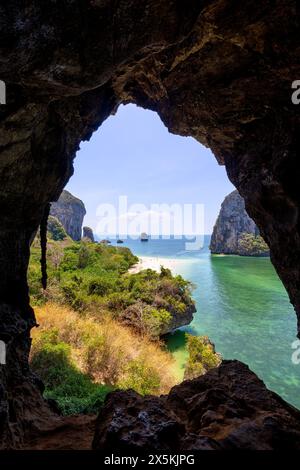 Paesaggio panoramico della spiaggia della grotta di Phranang (Phra Nang) e ripide scogliere carsiche calcaree a Railay, Krabi, Thailandia, viste dall'alto da una grotta. Foto Stock