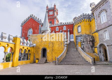 Portogallo, Sintra. Il parco ornato e il Palazzo Nazionale di pena, un sito patrimonio dell'umanità dell'UNESCO. Foto Stock