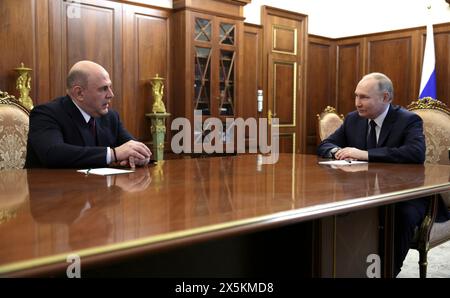 Mosca, Russia. 10 maggio 2024. Il presidente russo Vladimir Putin incontra il primo ministro in carica Mikhail Mishustin, partito, mentre forma un nuovo governo dopo la sua inaugurazione per il quinto mandato al Cremlino, il 10 maggio 2024, a Mosca, in Russia. Crediti: Gavriil Grigorov/piscina del Cremlino/Alamy Live News Foto Stock