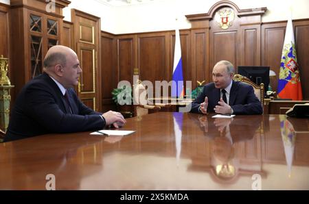 Mosca, Russia. 10 maggio 2024. Il presidente russo Vladimir Putin incontra il primo ministro in carica Mikhail Mishustin, partito, mentre forma un nuovo governo dopo la sua inaugurazione per il quinto mandato al Cremlino, il 10 maggio 2024, a Mosca, in Russia. Crediti: Gavriil Grigorov/piscina del Cremlino/Alamy Live News Foto Stock