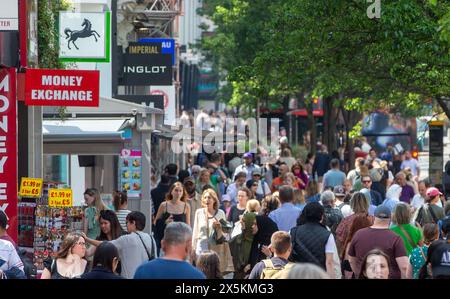 Londra, Inghilterra, Regno Unito. 10 maggio 2024. Gli acquirenti sono visti su Oxford Street quando il Regno Unito esce dalla recessione con la crescita più rapida in due anni. L'economia del Regno Unito crebbe del 0,6% tra gennaio e marzo, Â annunciato dall'Ufficio per le statistiche nazionali. (Credit Image: © Tayfun Salci/ZUMA Press Wire) SOLO PER USO EDITORIALE! Non per USO commerciale! Foto Stock