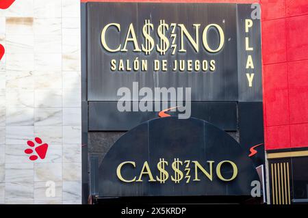 BANUS, SPAGNA - 16 MARZO 2024: Camminata per le strade mattutine di Banus, Spagna, il 16 marzo 2024 Foto Stock