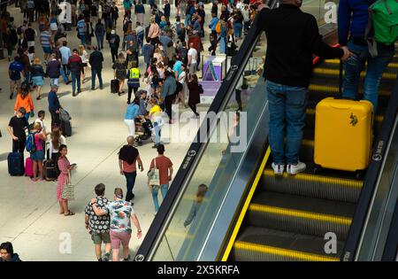 Le persone con le valigie si riuniscono alla stazione di Waterloo a Londra all'inizio del fine settimana festivo. Foto Stock